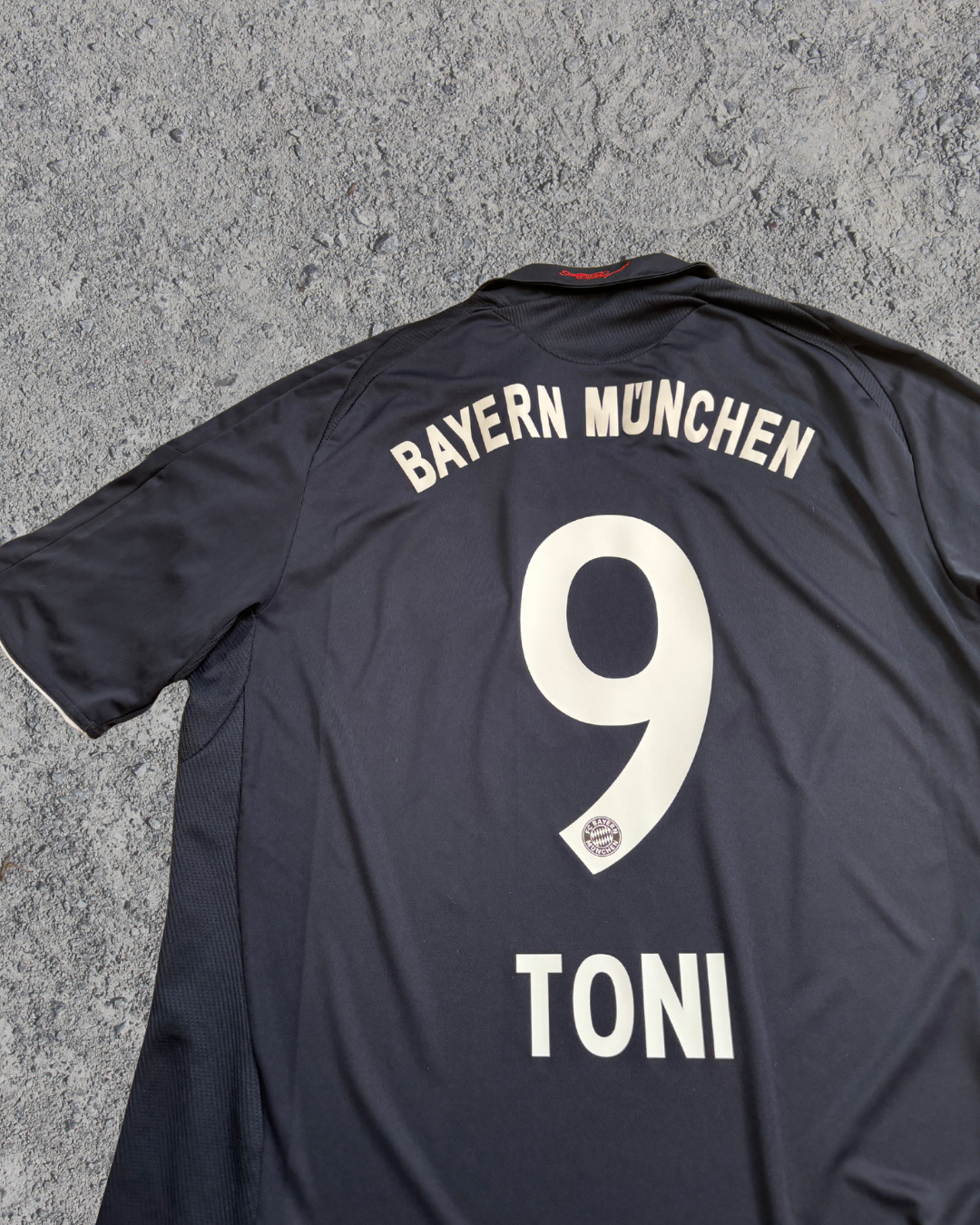 FC Bayern Trikot Auswärts Toni (XL) FC Bayern Trikot Auswärts Toni (XL)