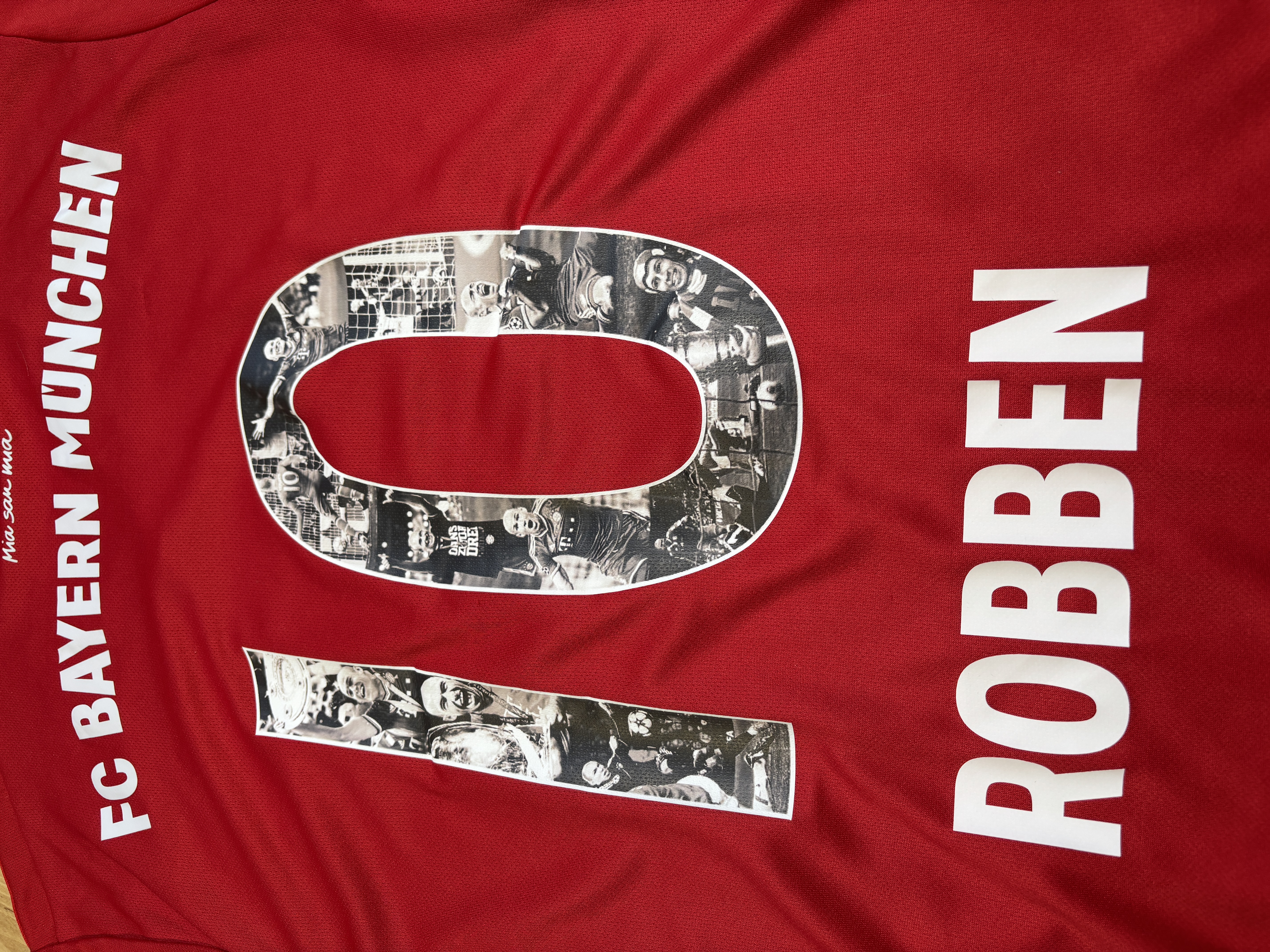 FC Bayern Trikot Robben Sondertrikot (L) FC Bayern Trikot Robben Sondertrikot (L)
