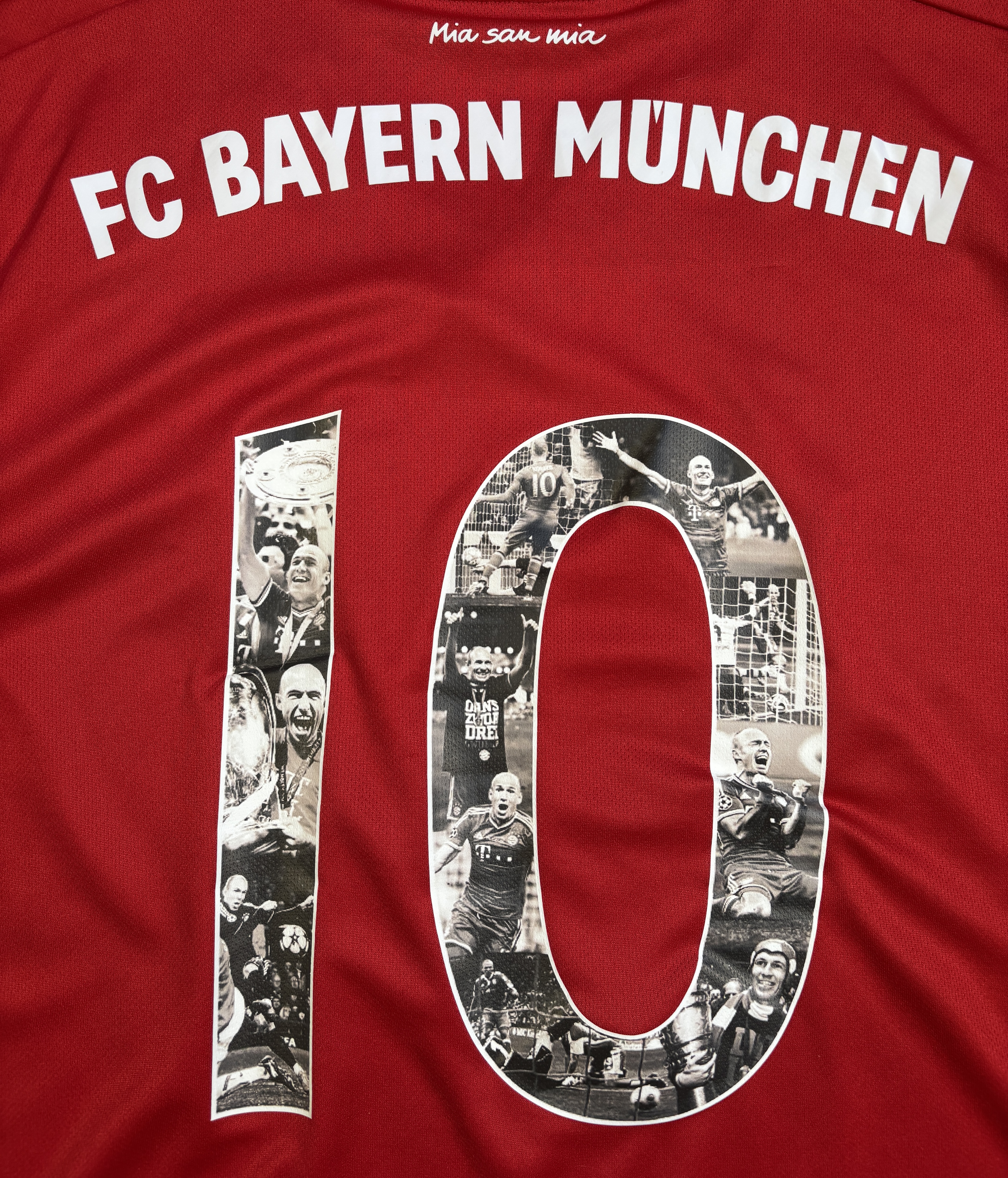 FC Bayern Trikot Robben Sondertrikot (L) FC Bayern Trikot Robben Sondertrikot (L)