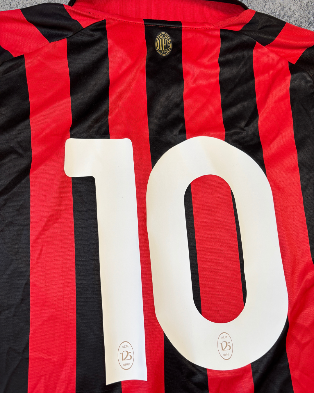 AC Milan Trikot 125 Jahre Jubiläum Rafael Leao (L)