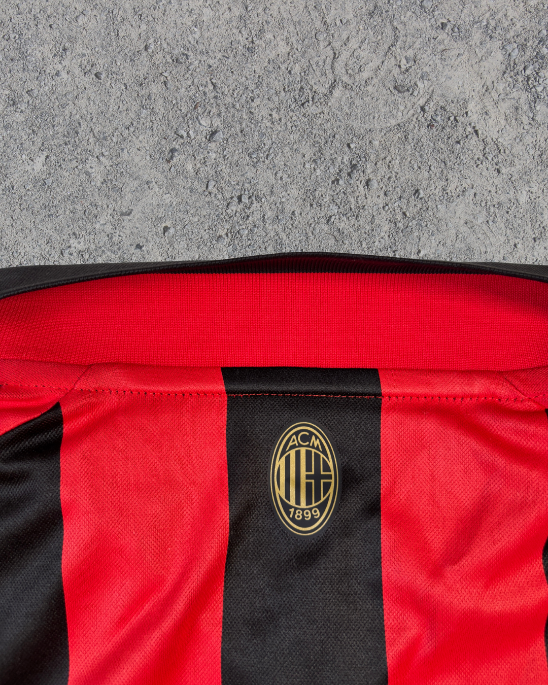 AC Milan Trikot 125 Jahre Jubiläum Rafael Leao (L)